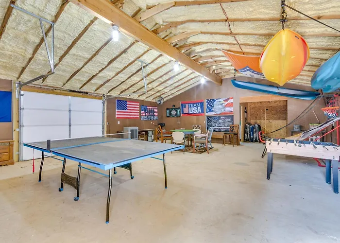Higden Studio W/ Shared Patio, Yard Games, Grills!