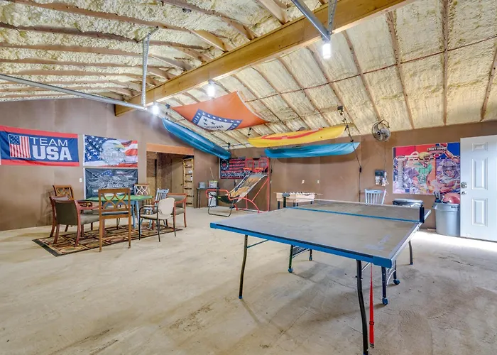 Higden Studio W/ Shared Patio, Yard Games, Grills!